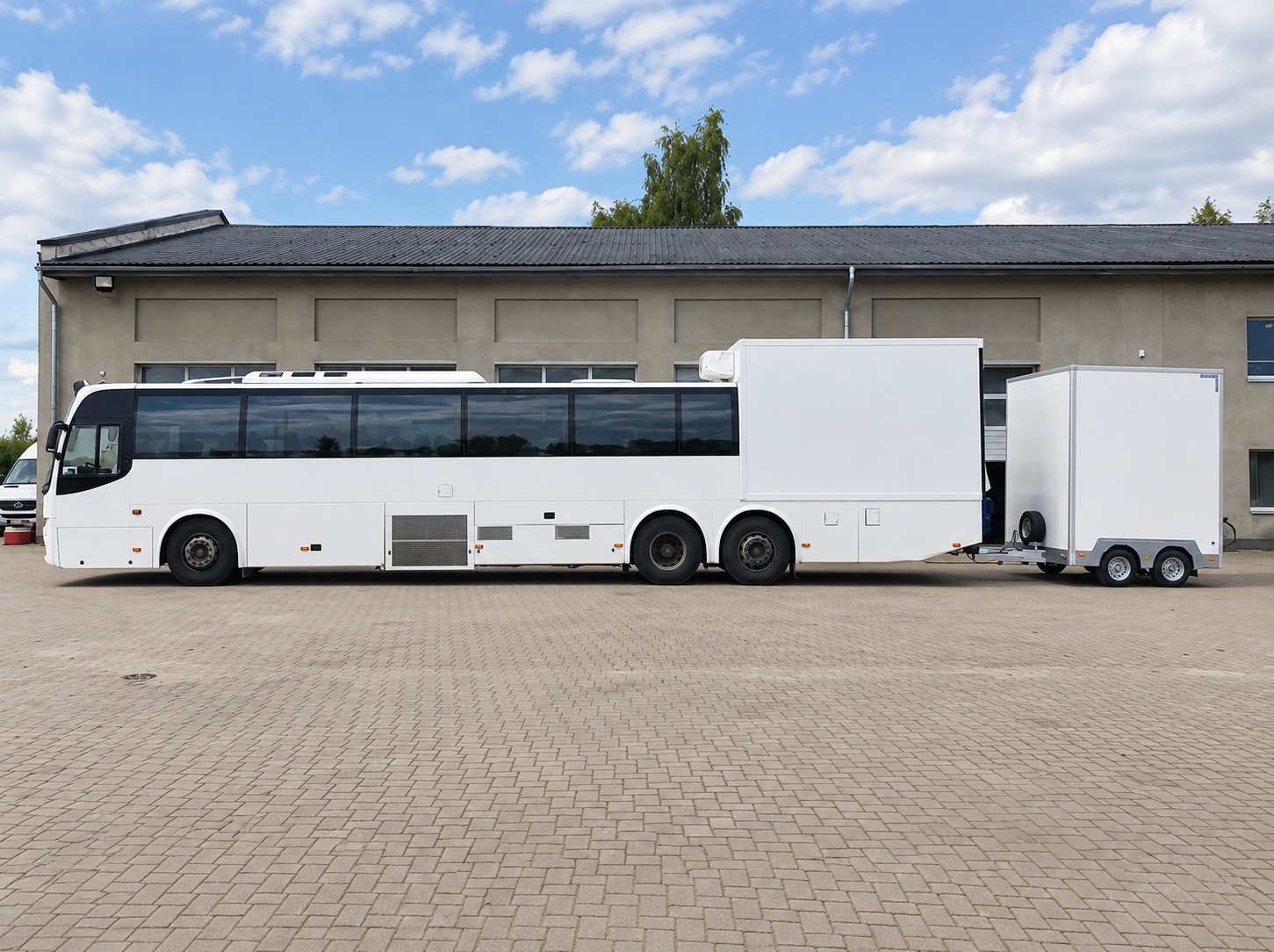 APEX RS assistance bus with built-in garage and service trailer